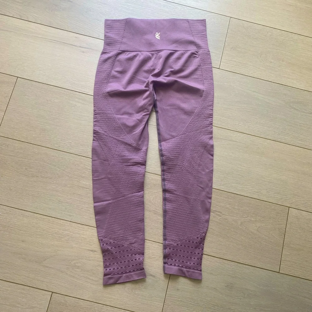 Yoga Trendy, Yoga Leggings, Seamless Gym Leggings, High Waisted, New (L) - Picture 2 of 3